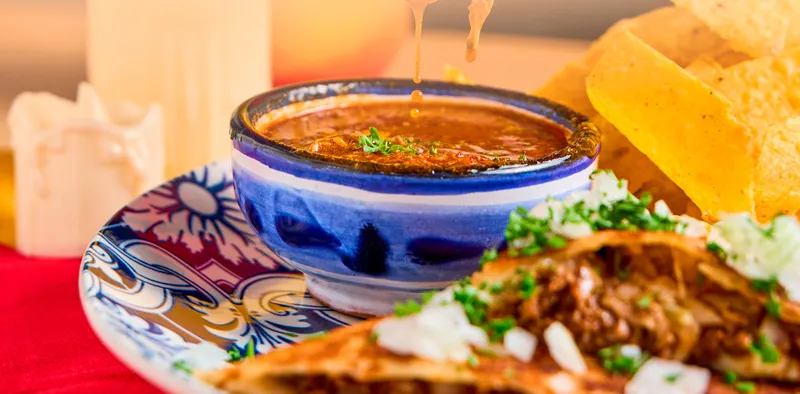 Quesabirria con consomé y nachos