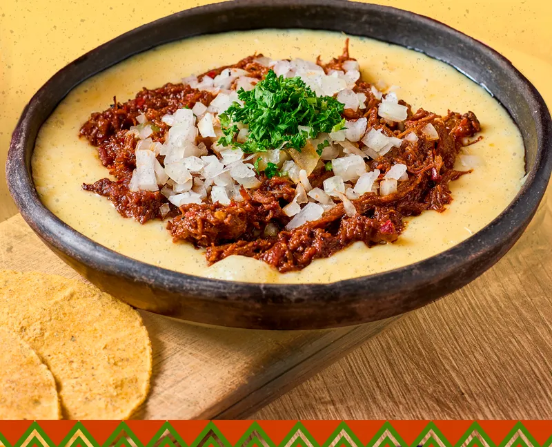 Quezuela de birria con queso derretido y tortillas de maíz