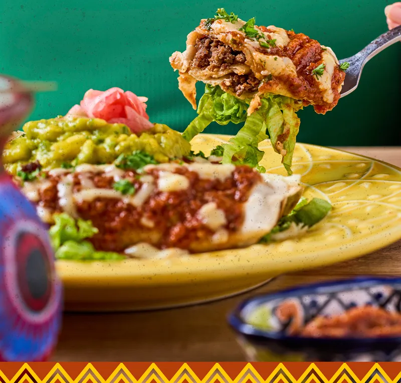 Enchiladas con guacamole y lechuga