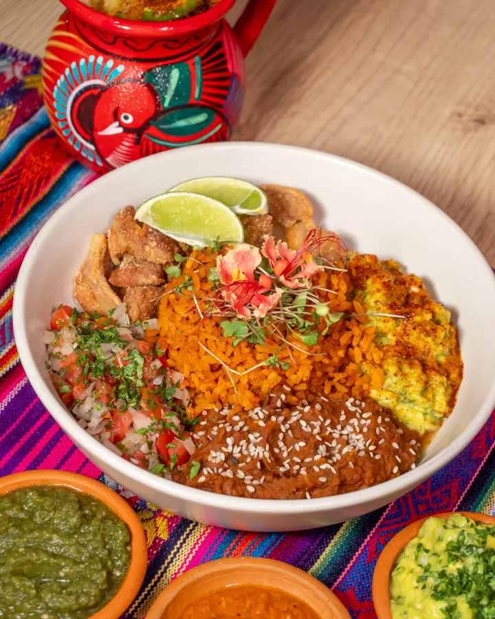 Bowl de almuerzo con arroz, proteína y toppings