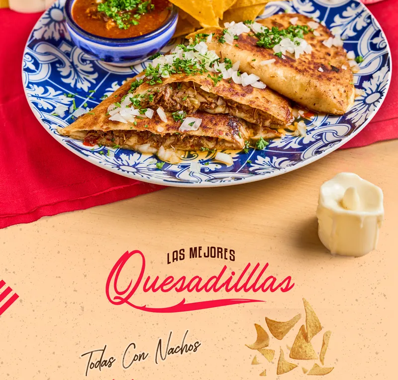 Quesabirria en plato de talavera. Las mejores quesadillas, todas con nachos