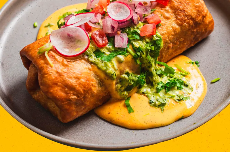 Chimichanga con guacamole, rábano y salsa de queso