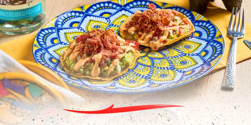 Tostadas de chicharrón en plato de talavera