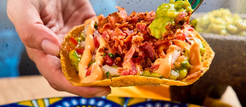 Tostada con tocineta y guacamole