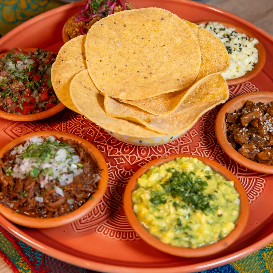 La Ruleta MX con tostadas, proteínas y toppings para compartir