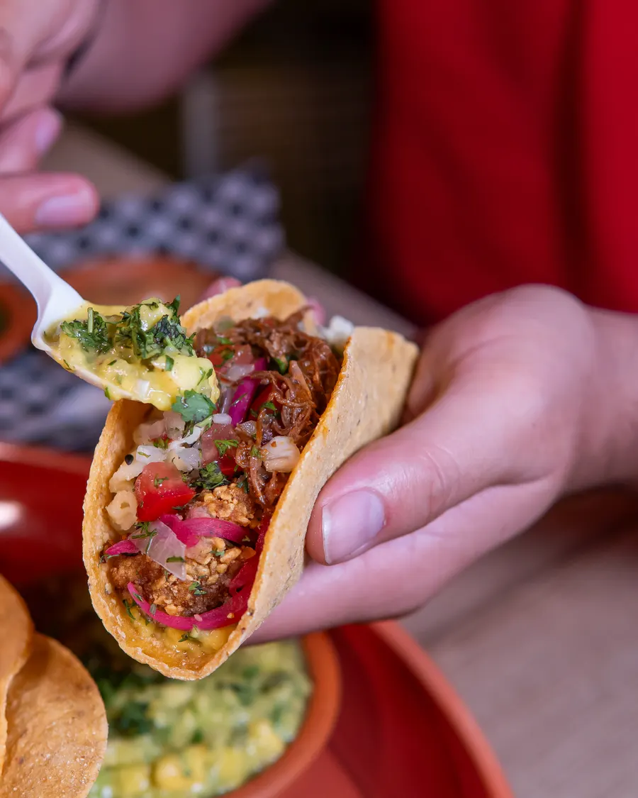 Taco con guacamole recién servido